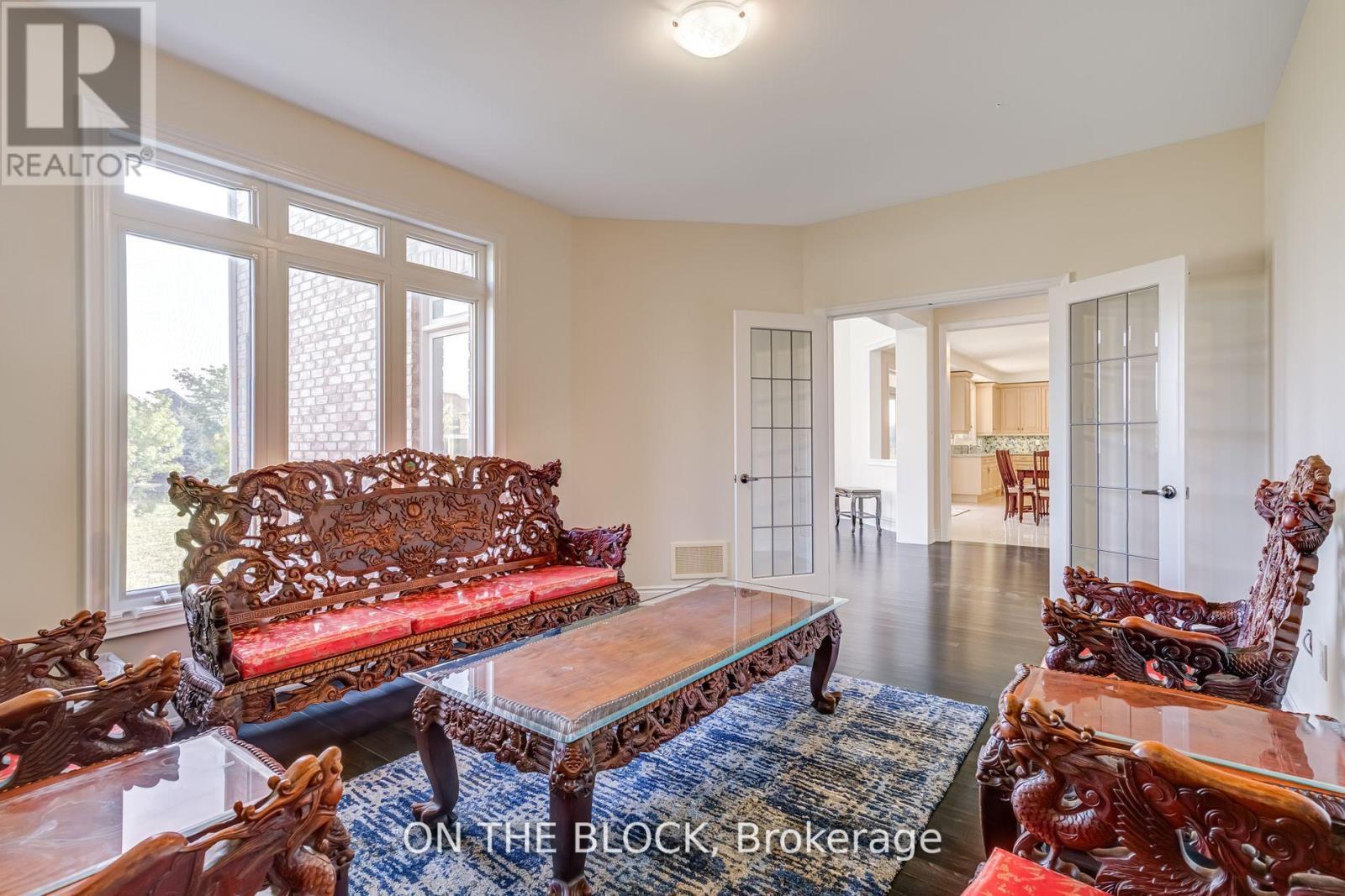 24 Whitewood Drive, Whitchurch-Stouffville, ON - Indoor Photo Showing Living Room