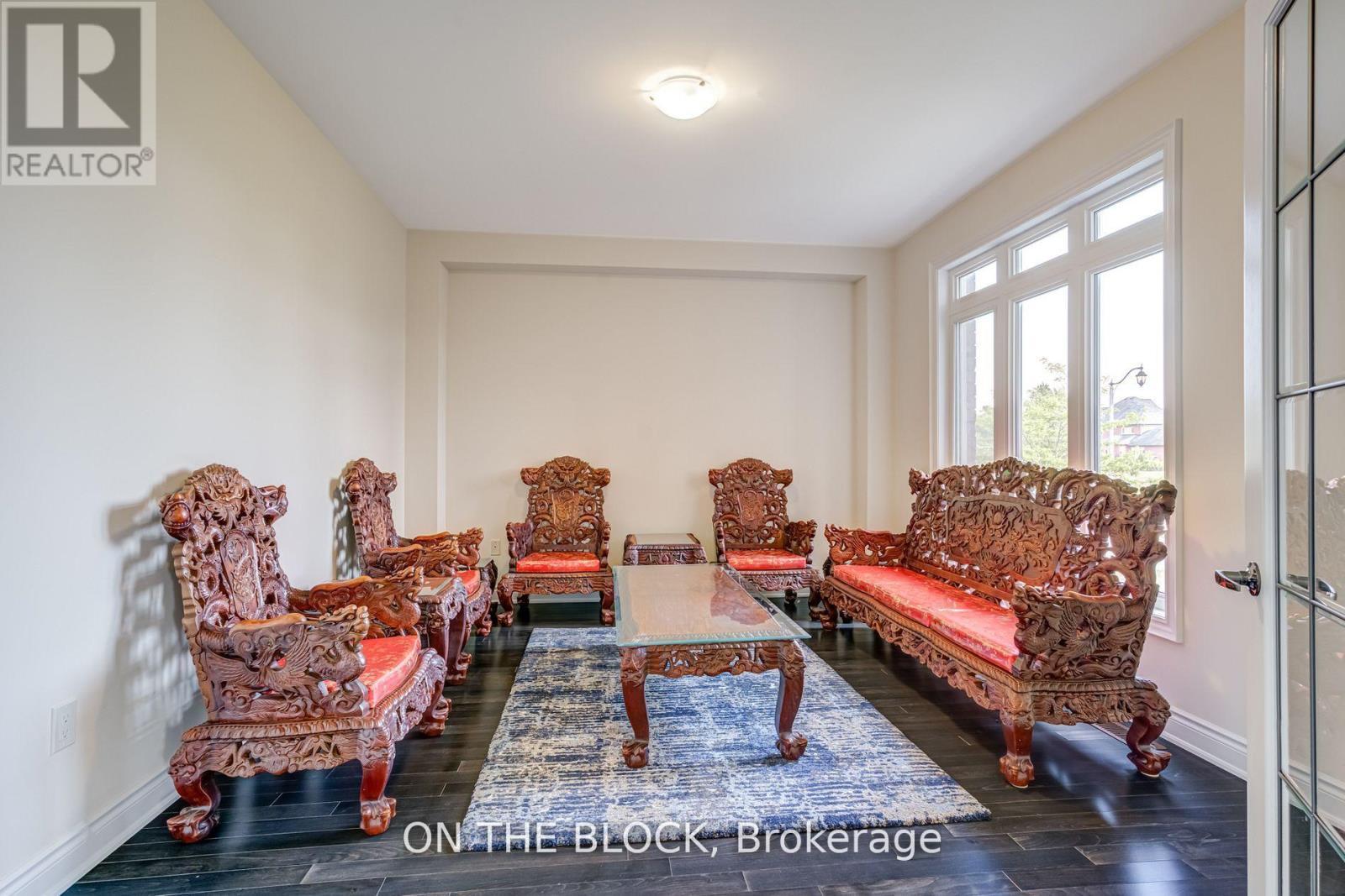 24 Whitewood Drive, Whitchurch-Stouffville, ON - Indoor Photo Showing Living Room