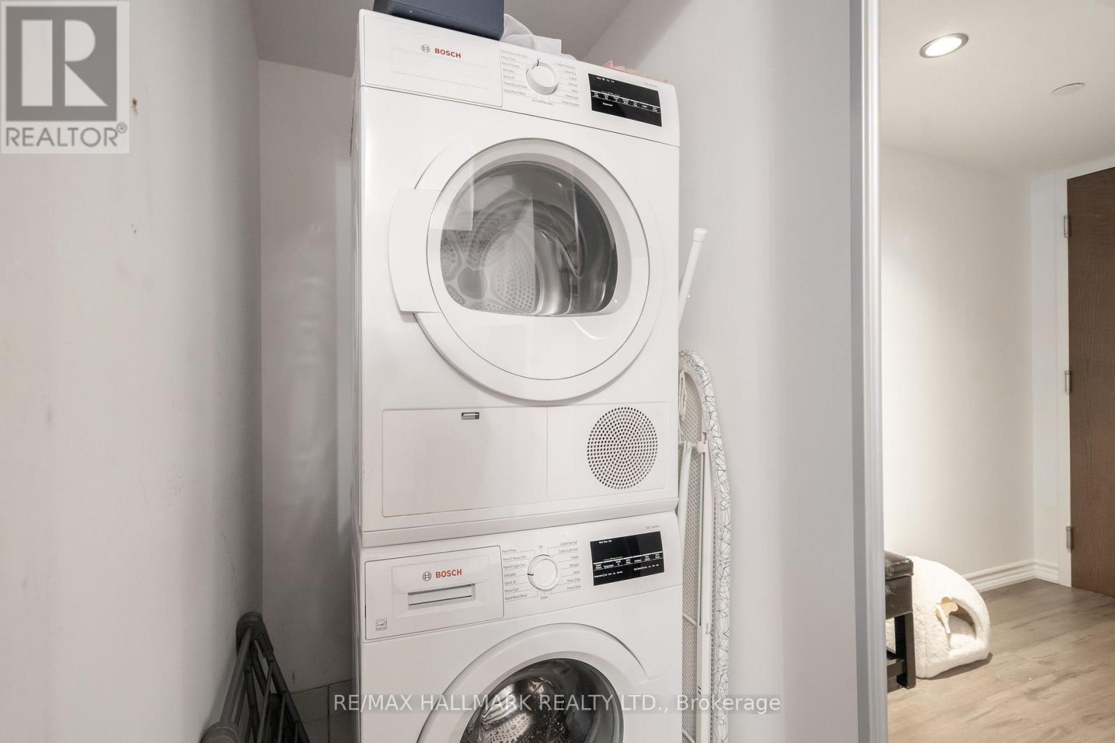 1703 - 386 Yonge Street, Toronto, ON - Indoor Photo Showing Laundry Room
