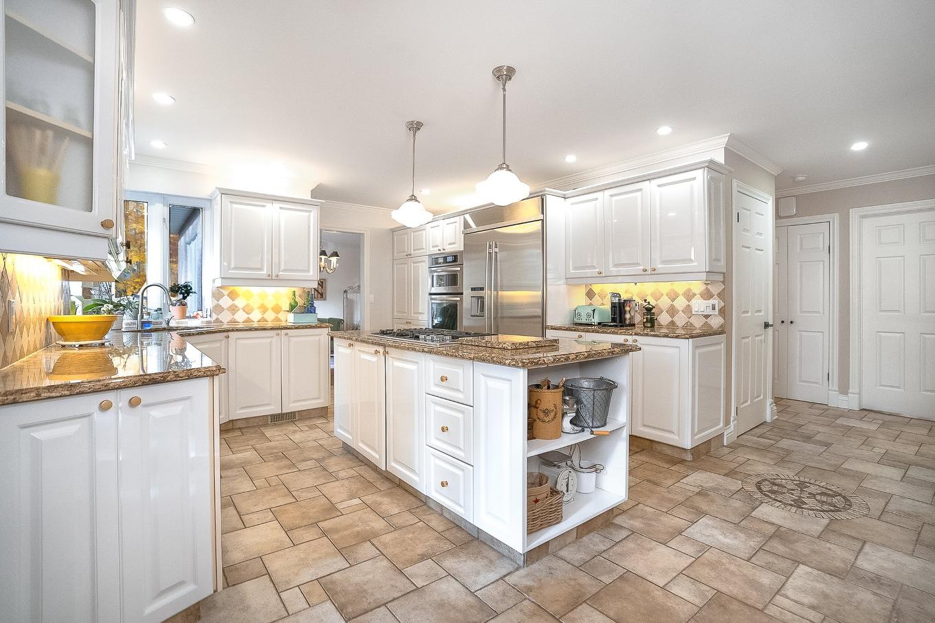 Kitchen - 2580 Rue De L'Écusson, Saint-Lazare, QC - Indoor Photo Showing Kitchen With Upgraded Kitchen