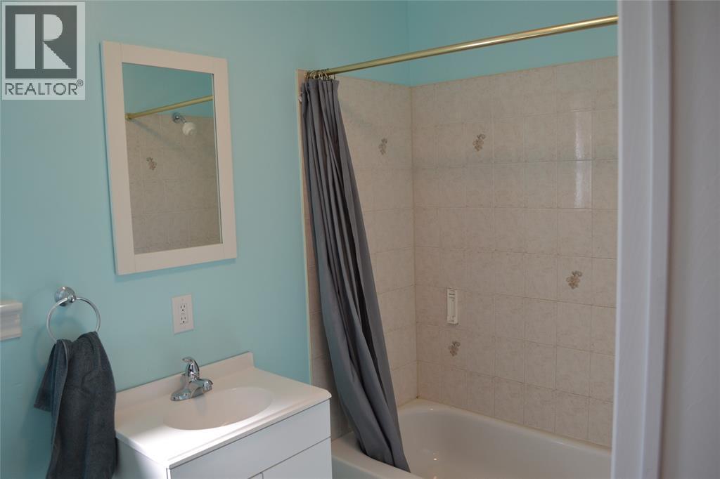 191 Maxwell Street Unit# 2 (Upper), Sarnia, ON - Indoor Photo Showing Bathroom