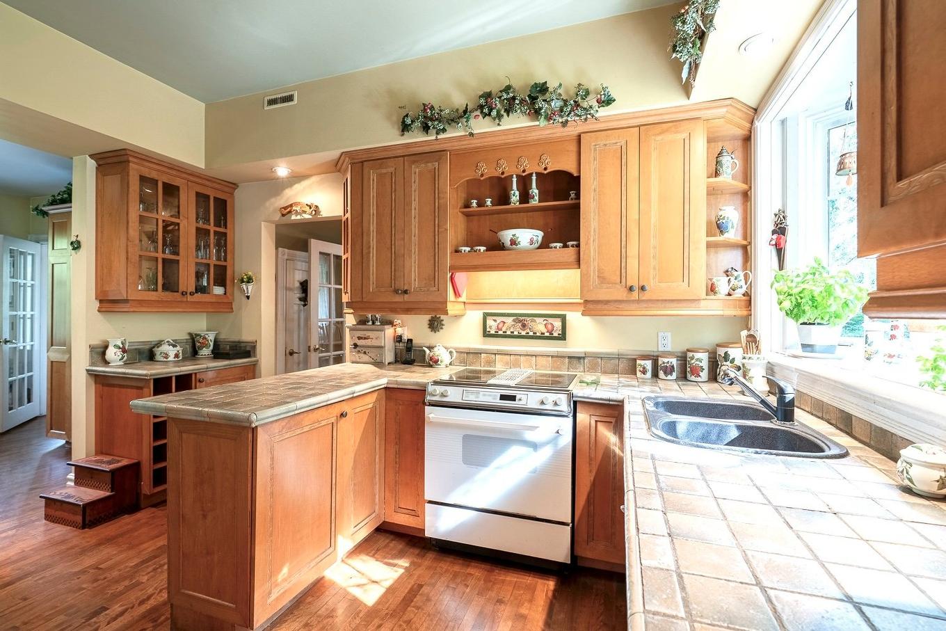 Cuisine - 250 Av. De L'Église, Saint-Sauveur, QC - Indoor Photo Showing Kitchen With Double Sink