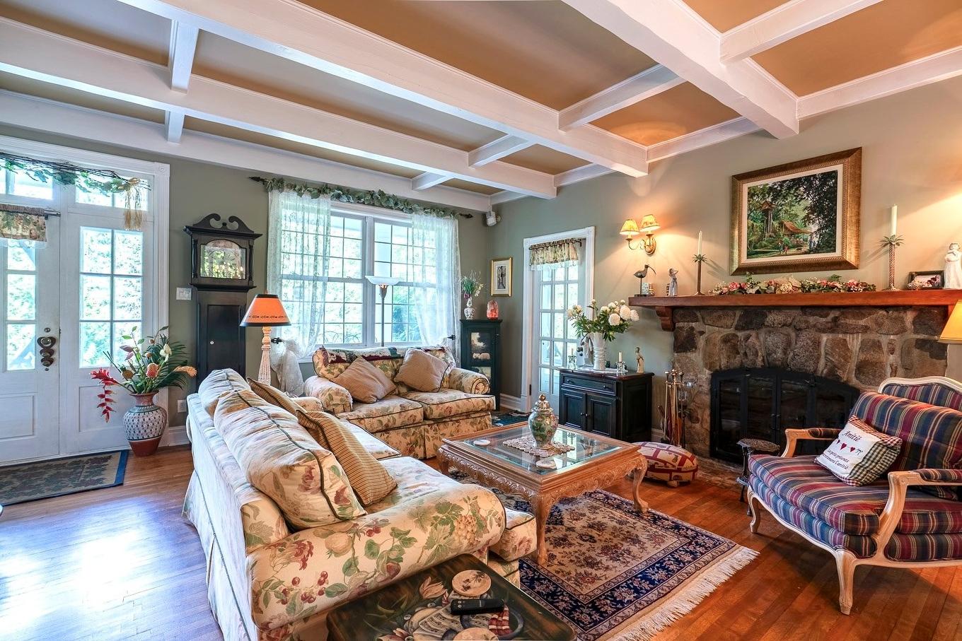 Salon - 250 Av. De L'Église, Saint-Sauveur, QC - Indoor Photo Showing Living Room With Fireplace