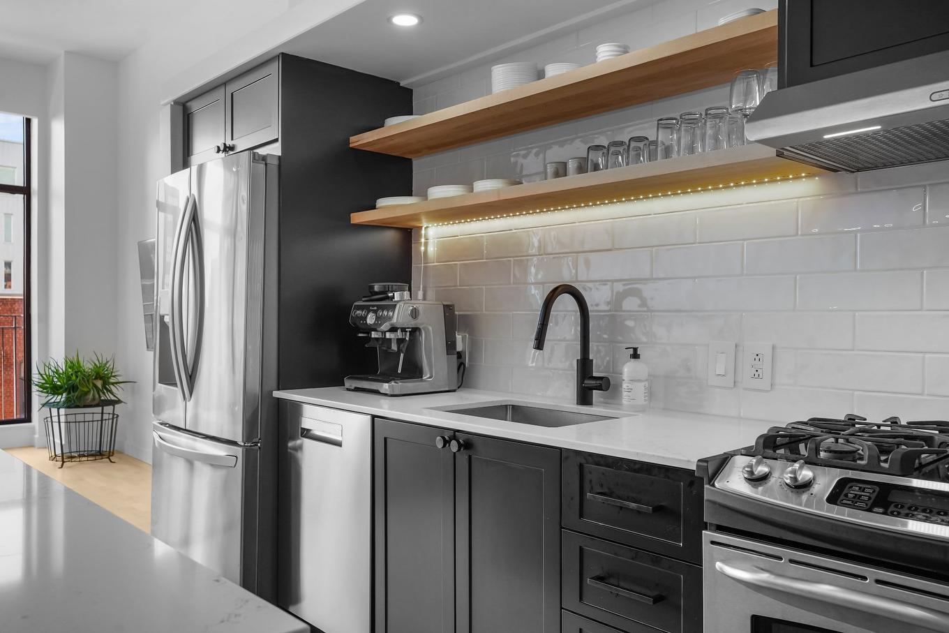 Cuisine - 403-1655 Rue St-Patrick, Montréal (Le Sud-Ouest), QC - Indoor Photo Showing Kitchen With Upgraded Kitchen