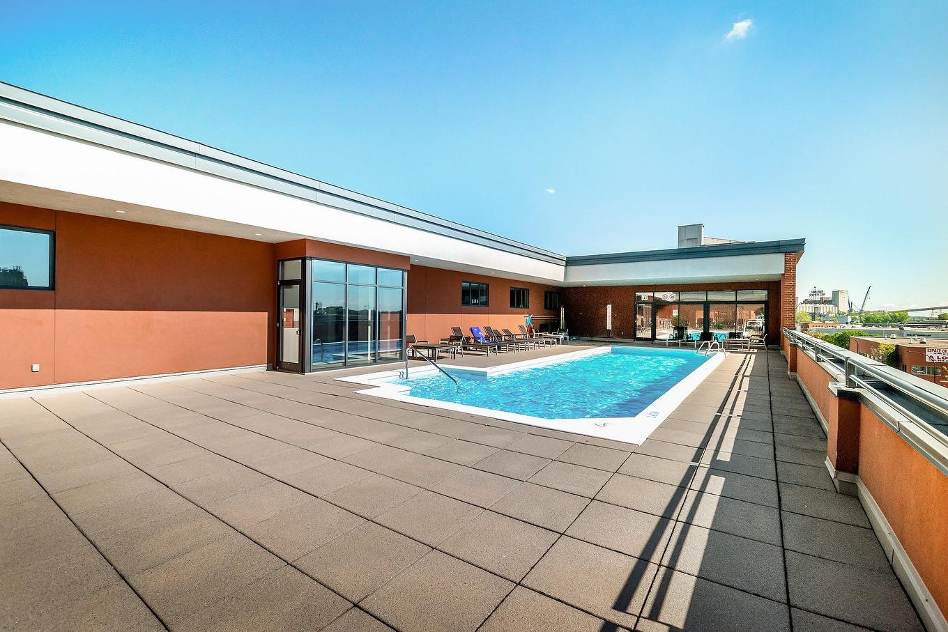 Piscine - 403-1655 Rue St-Patrick, Montréal (Le Sud-Ouest), QC - Outdoor