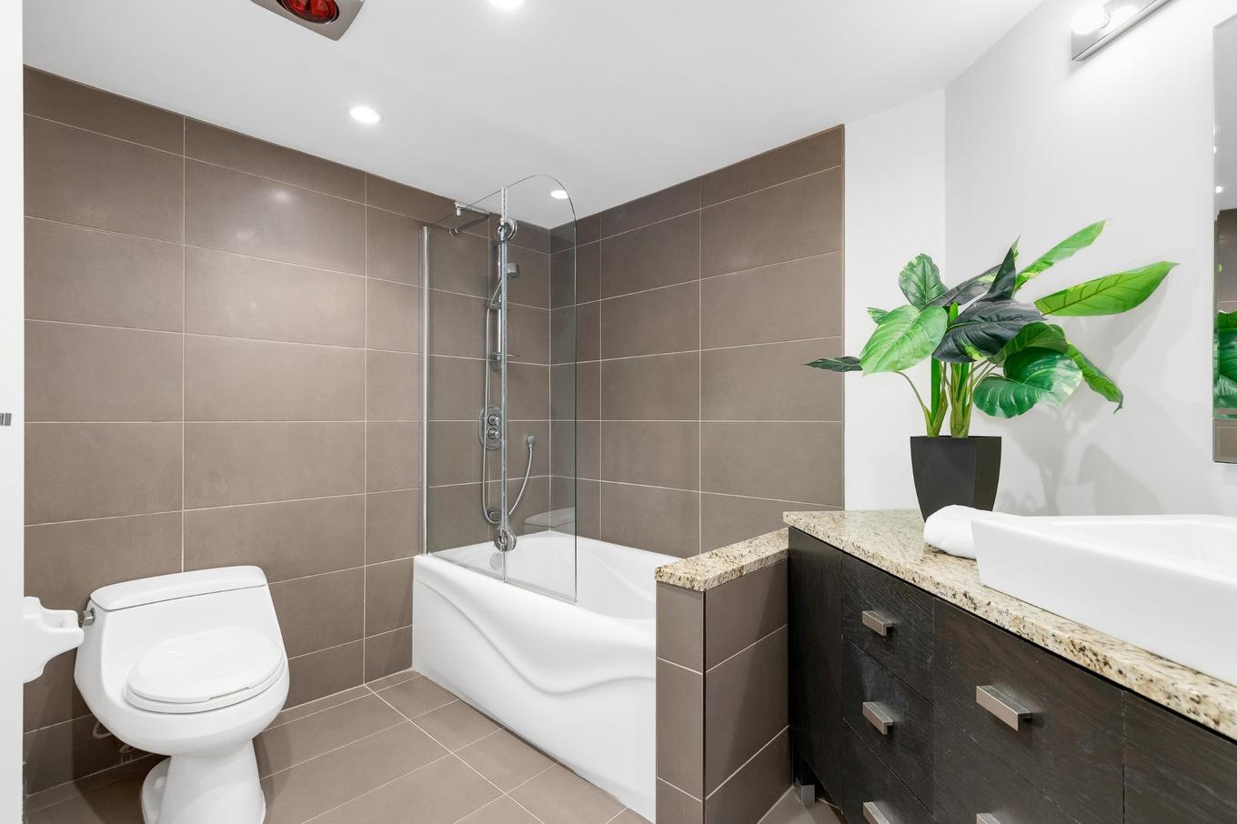 Salle de bains attenante à la CCP - B-504-2635 Rue Rufus-Rockhead, Montréal (Le Sud-Ouest), QC - Indoor Photo Showing Bathroom