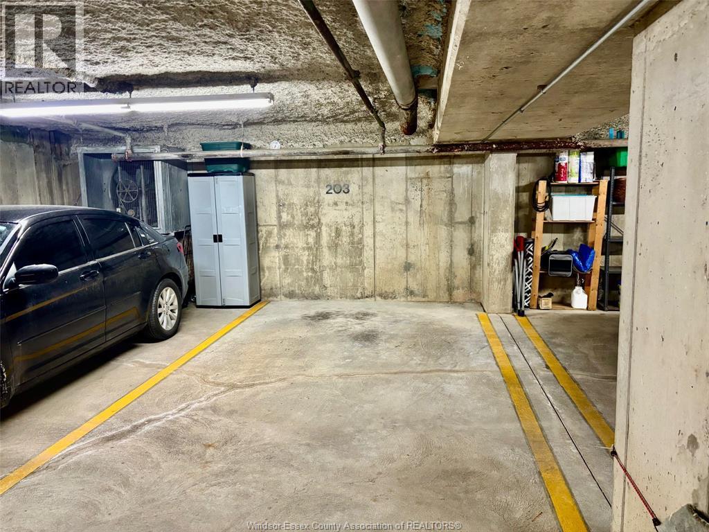99 Robson Unit# 203, Leamington, ON - Indoor Photo Showing Garage