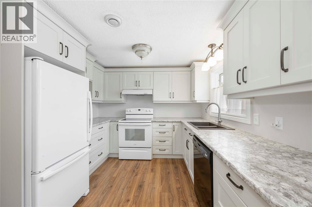 1940 London Line Unit# 107, Sarnia, ON - Indoor Photo Showing Kitchen With Double Sink