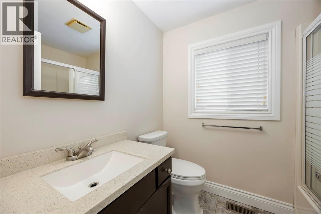 1940 London Line Unit# 107, Sarnia, ON - Indoor Photo Showing Bathroom