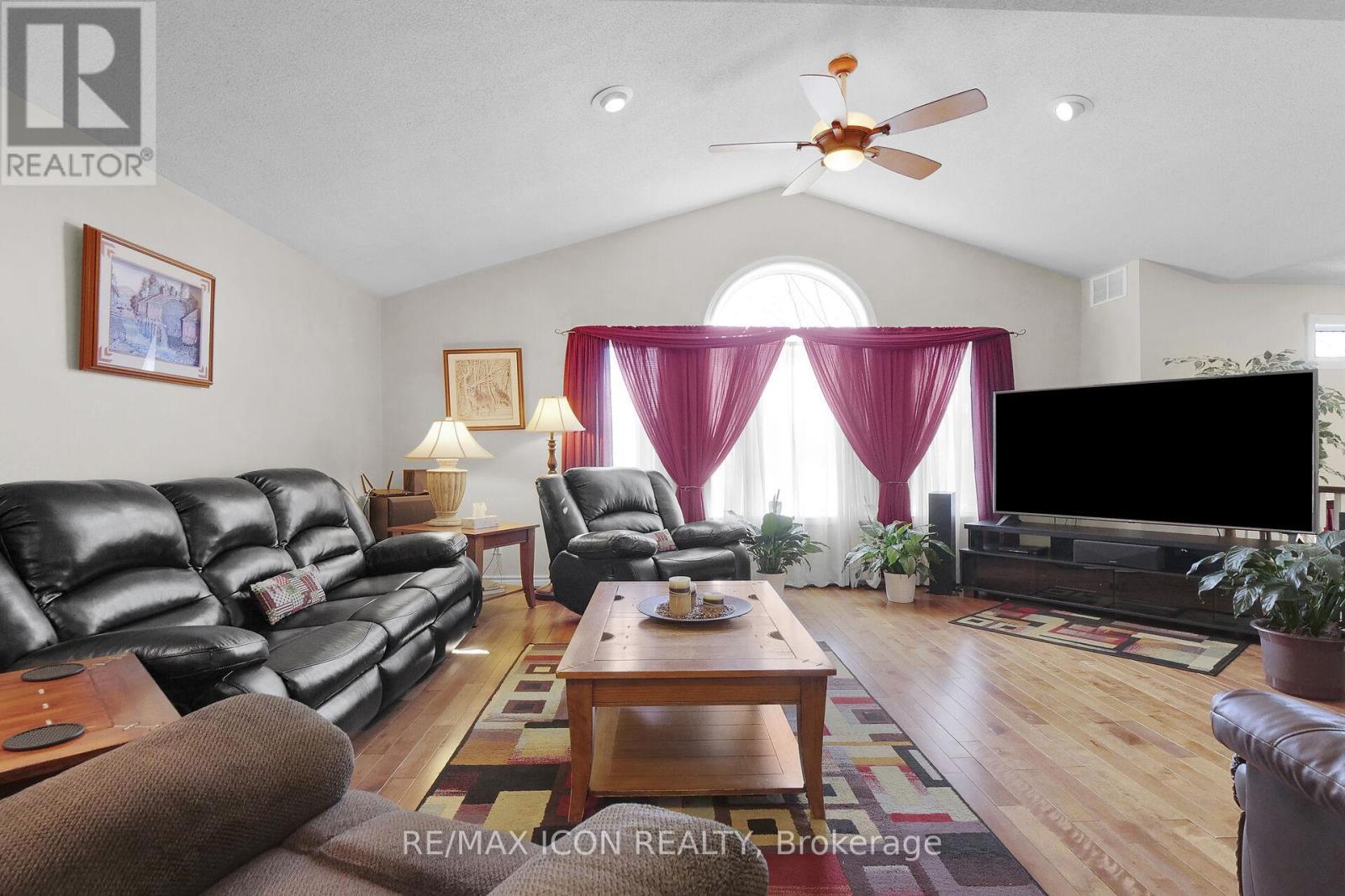 21 Lunn Lane, Dutton/Dunwich (Wallacetown), ON - Indoor Photo Showing Living Room