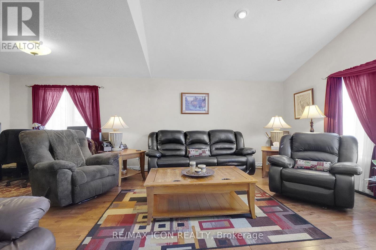 21 Lunn Lane, Dutton/Dunwich (Wallacetown), ON - Indoor Photo Showing Living Room