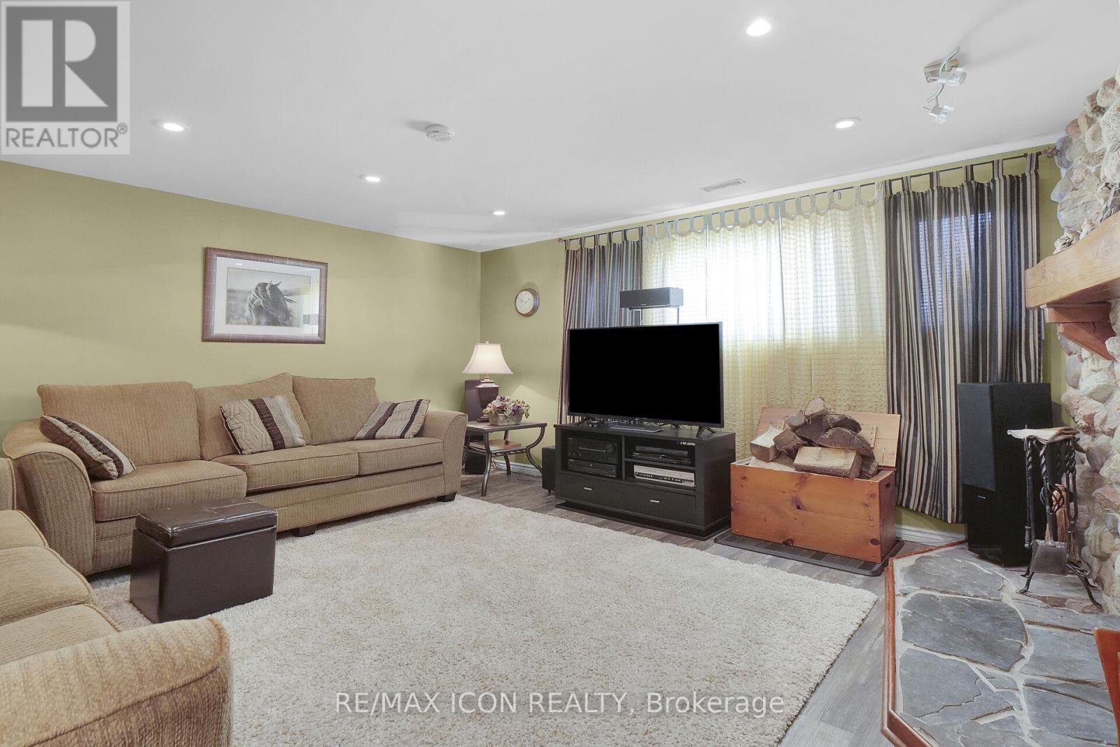 21 Lunn Lane, Dutton/Dunwich (Wallacetown), ON - Indoor Photo Showing Living Room