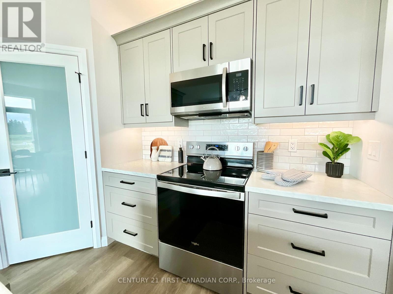 6 Sheldabren Street, North Middlesex (Ailsa Craig), ON - Indoor Photo Showing Kitchen