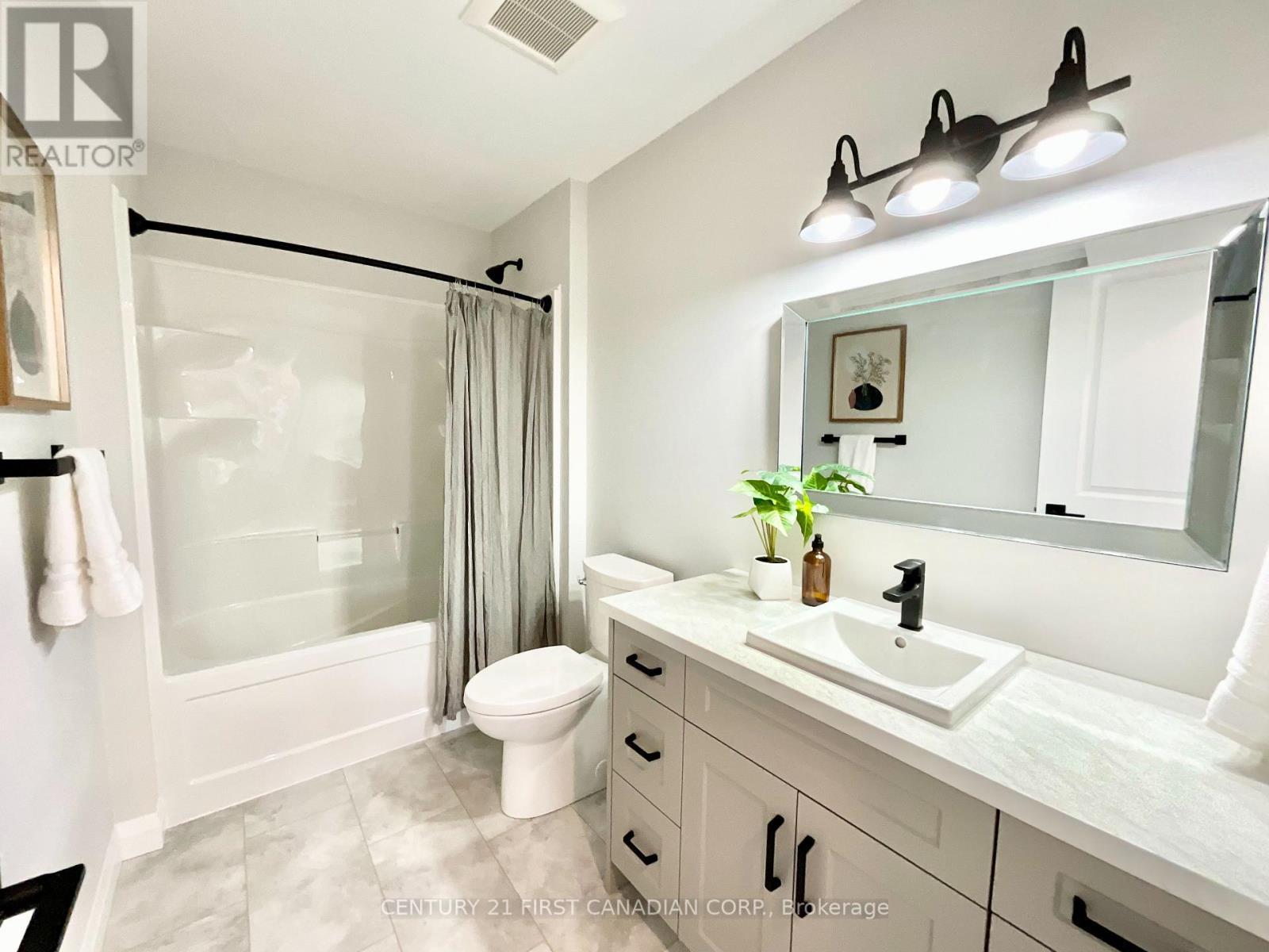 6 Sheldabren Street, North Middlesex (Ailsa Craig), ON - Indoor Photo Showing Bathroom