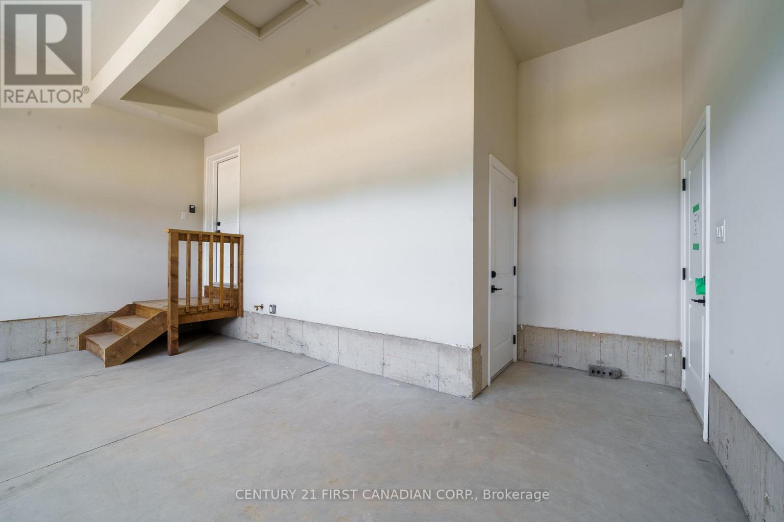 6 Sheldabren Street, North Middlesex (Ailsa Craig), ON - Indoor Photo Showing Other Room