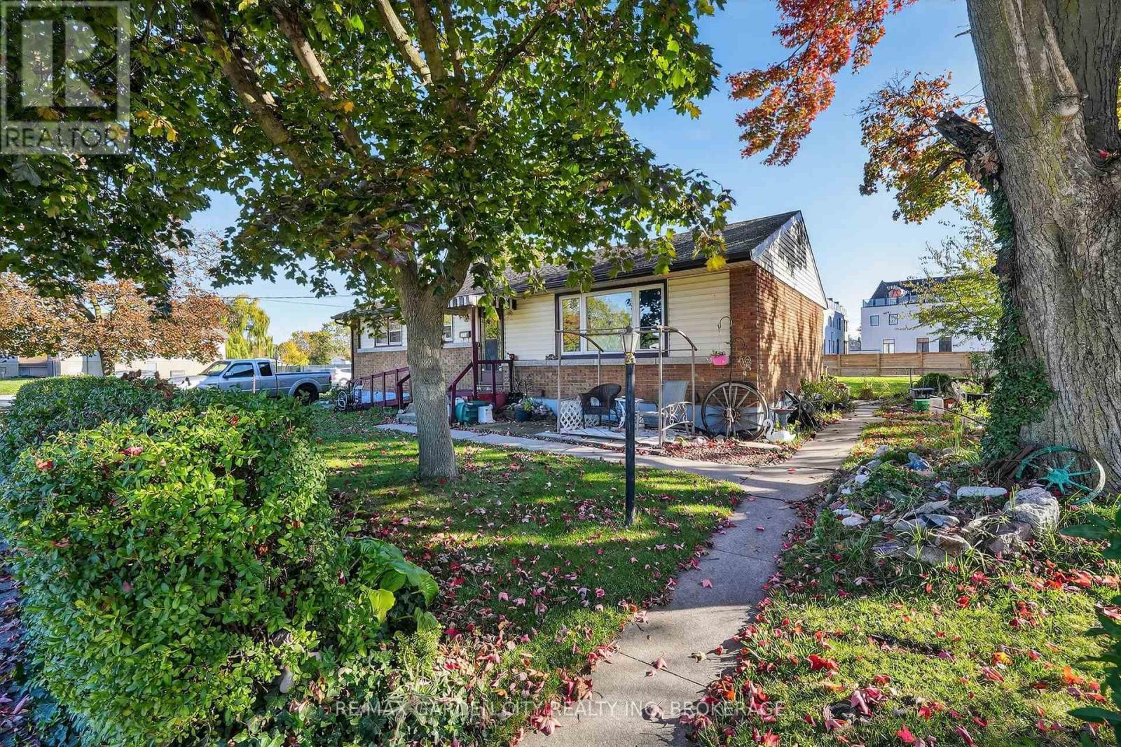 6560 Mcleod Road, Niagara Falls (Oldfield), ON - Outdoor