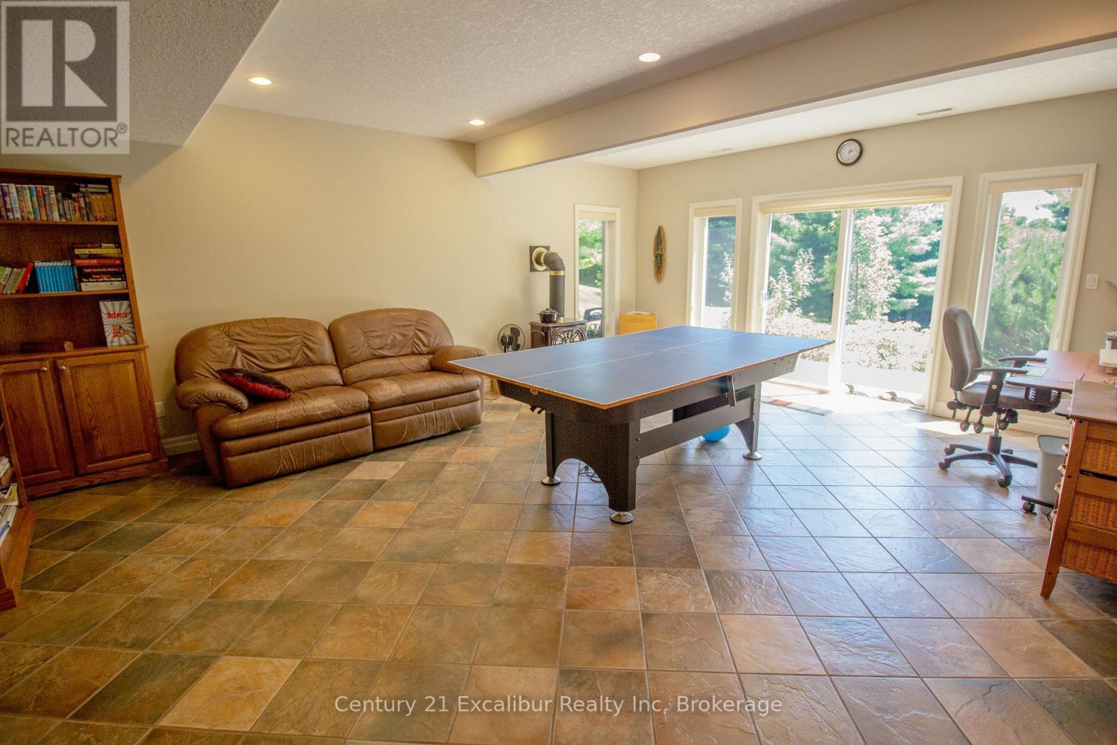 7525 Wellington Rd 36, Puslinch (Morriston), ON - Indoor