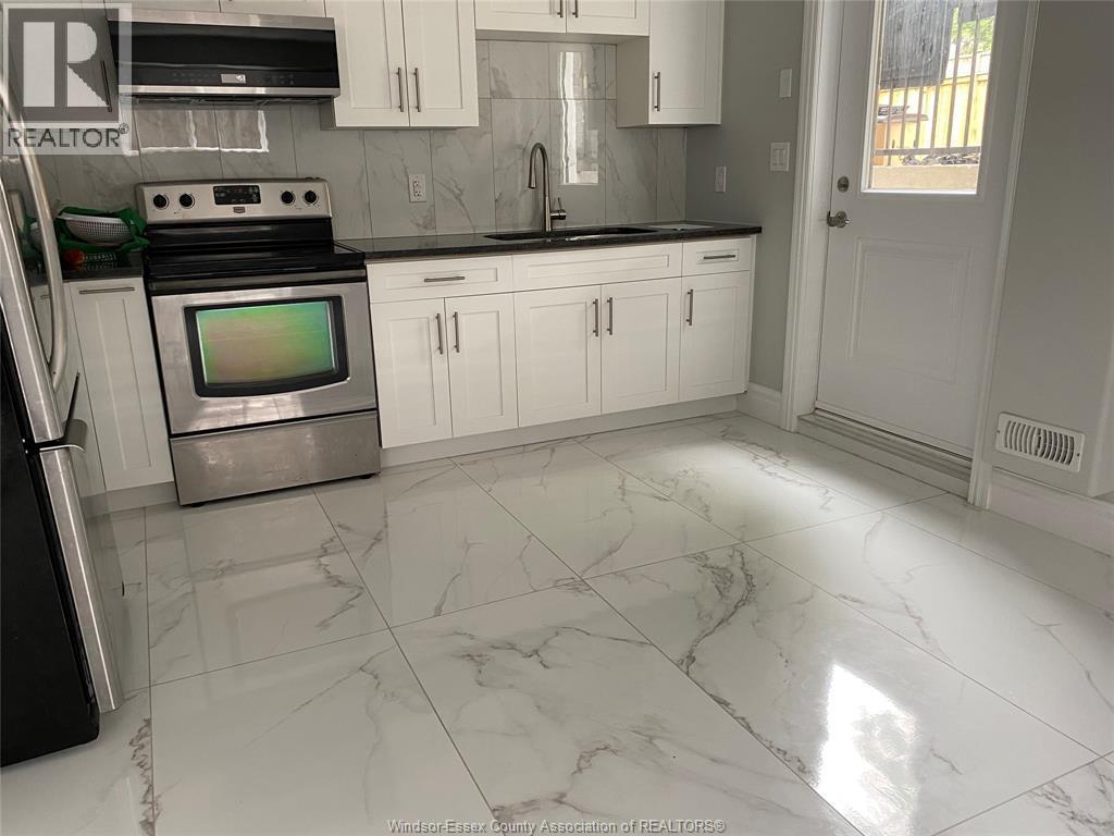 3515 Dougall, Windsor, ON - Indoor Photo Showing Kitchen