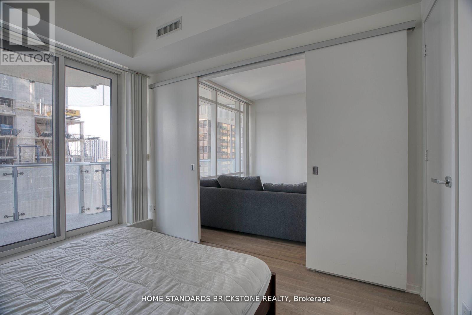 1609 - 1 Bloor Street E, Toronto, ON - Indoor