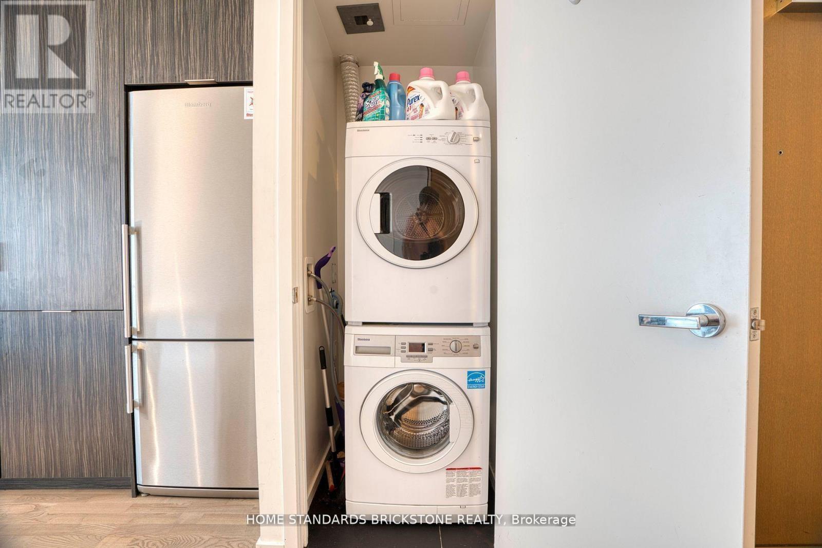 1609 - 1 Bloor Street E, Toronto, ON - Indoor Photo Showing Laundry Room