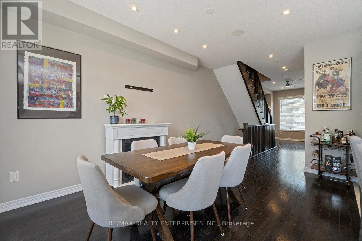 9 - 215 Dundas Street E, Hamilton, ON - Indoor Photo Showing Dining Room