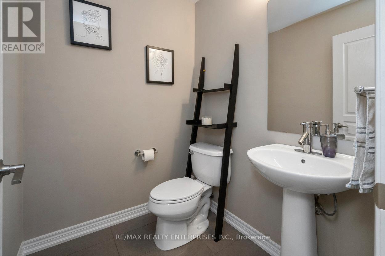 9 - 215 Dundas Street E, Hamilton, ON - Indoor Photo Showing Bathroom