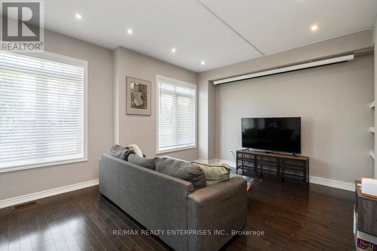 9 - 215 Dundas Street E, Hamilton, ON - Indoor Photo Showing Living Room