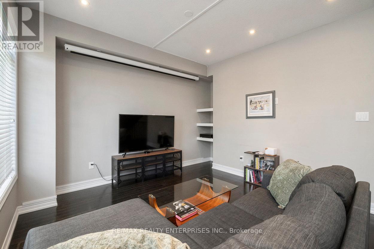 9 - 215 Dundas Street E, Hamilton, ON - Indoor Photo Showing Living Room