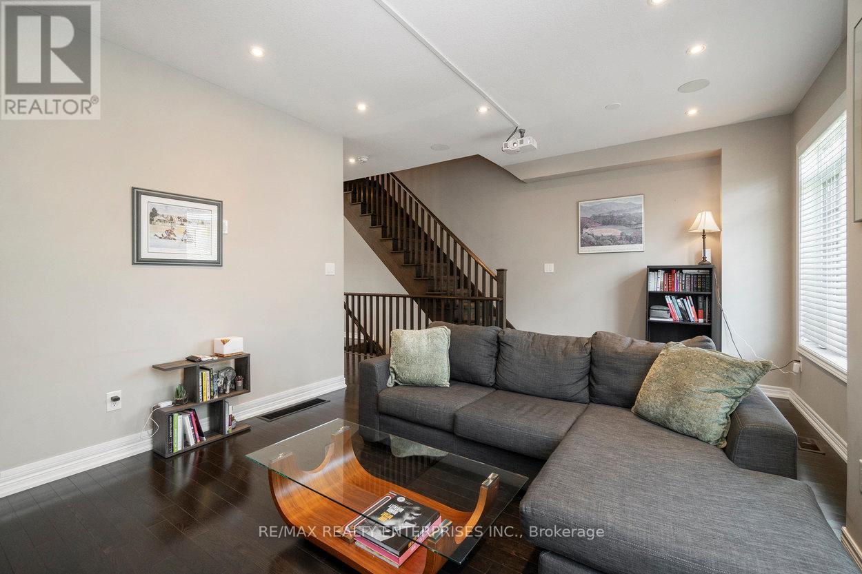 9 - 215 Dundas Street E, Hamilton, ON - Indoor Photo Showing Living Room