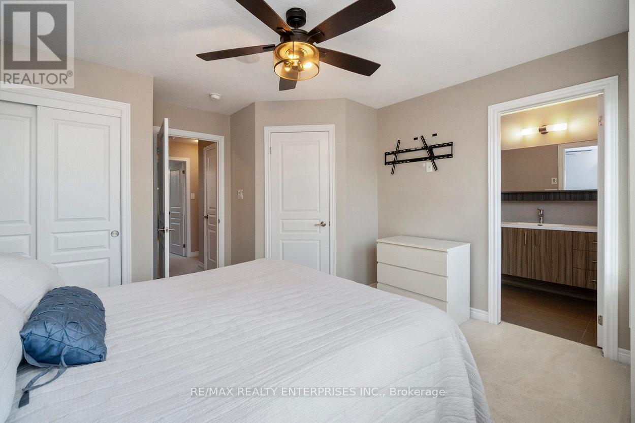 9 - 215 Dundas Street E, Hamilton, ON - Indoor Photo Showing Bedroom