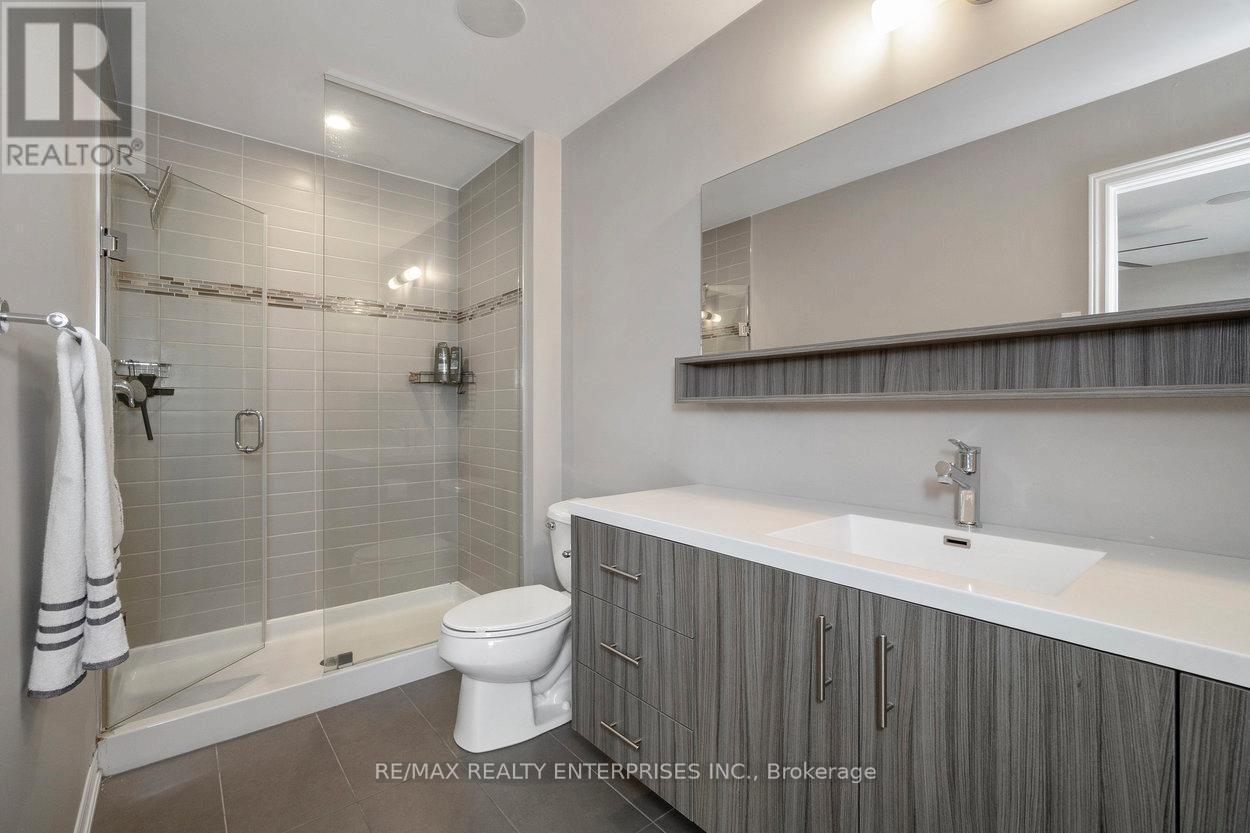 9 - 215 Dundas Street E, Hamilton, ON - Indoor Photo Showing Bathroom