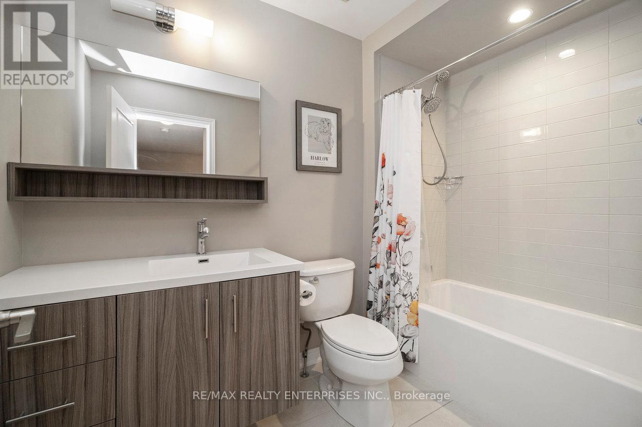 9 - 215 Dundas Street E, Hamilton, ON - Indoor Photo Showing Bathroom