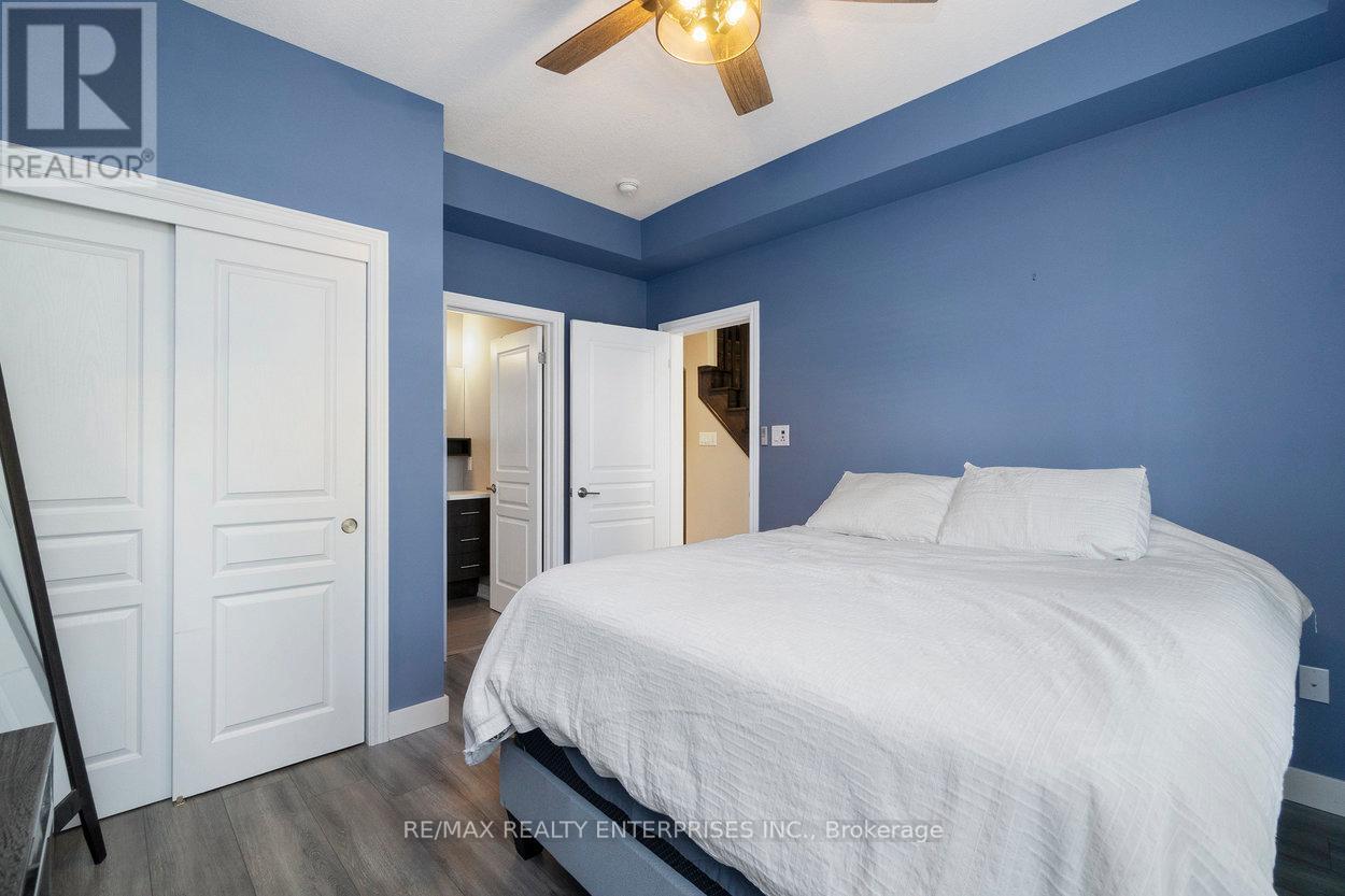 9 - 215 Dundas Street E, Hamilton, ON - Indoor Photo Showing Bedroom