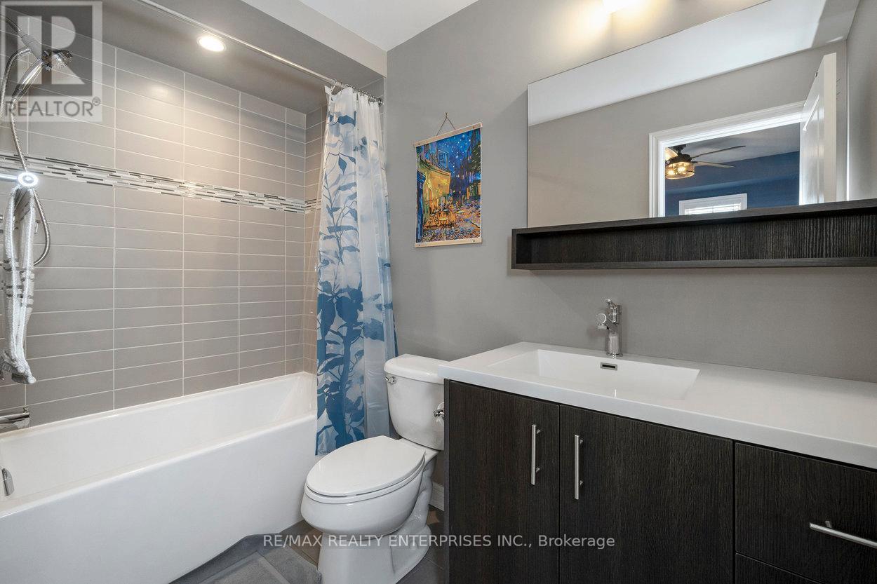 9 - 215 Dundas Street E, Hamilton, ON - Indoor Photo Showing Bathroom