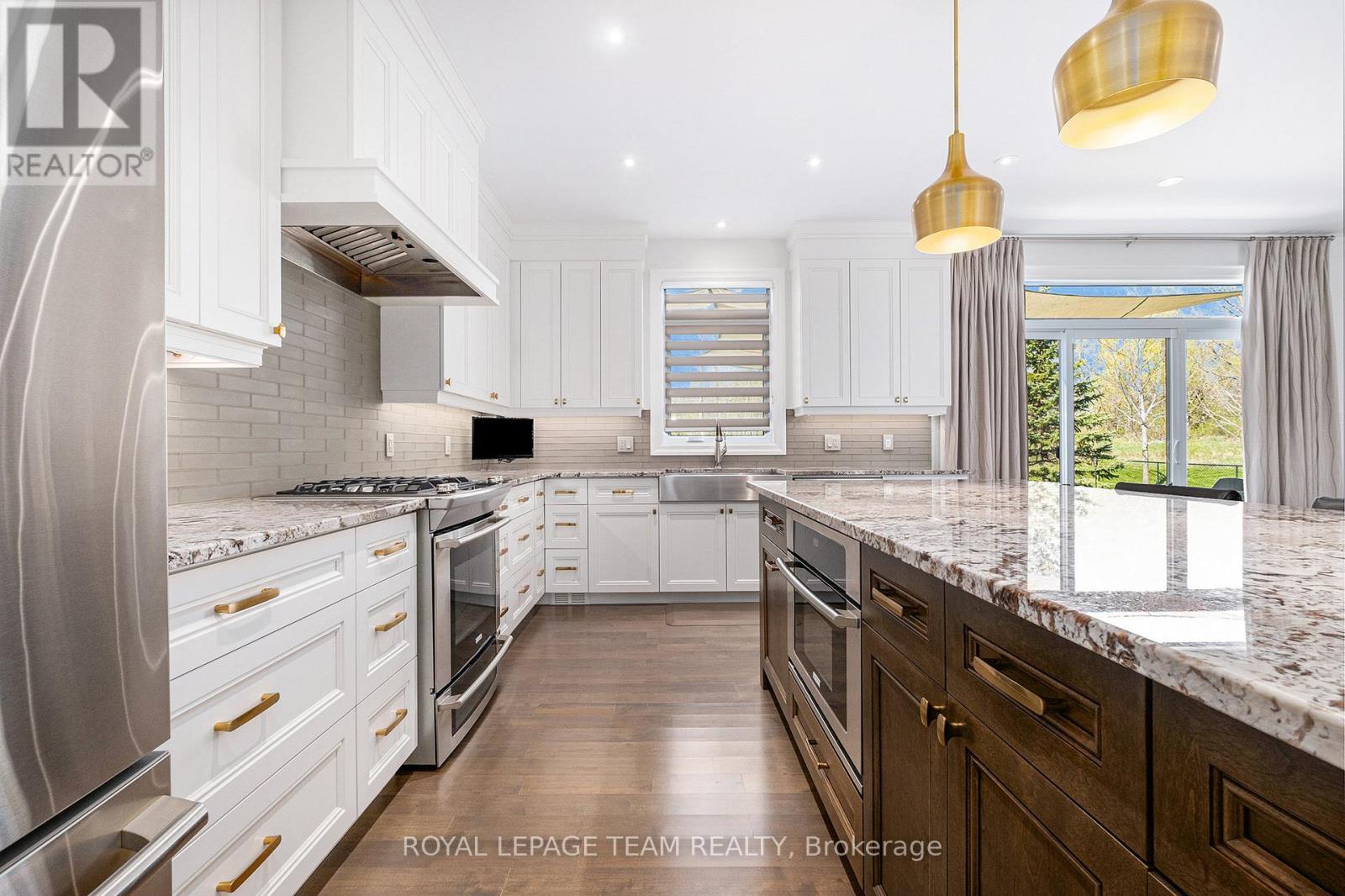 212 Cabrelle Place, Ottawa, ON - Indoor Photo Showing Kitchen With Upgraded Kitchen