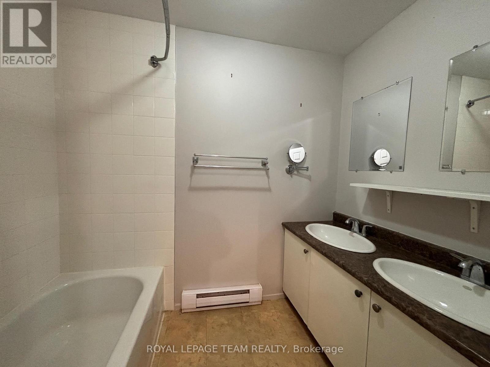 4 - 200 Fenerty Court, Ottawa, ON - Indoor Photo Showing Bathroom