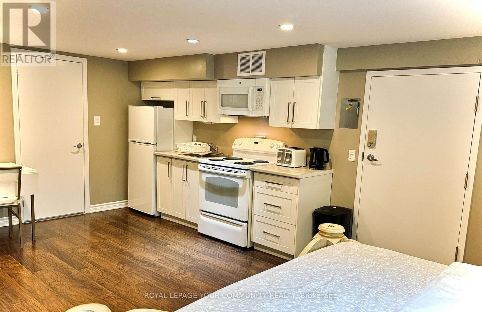 Basement #2 - 253 Alsace Road, Richmond Hill, ON - Indoor Photo Showing Kitchen
