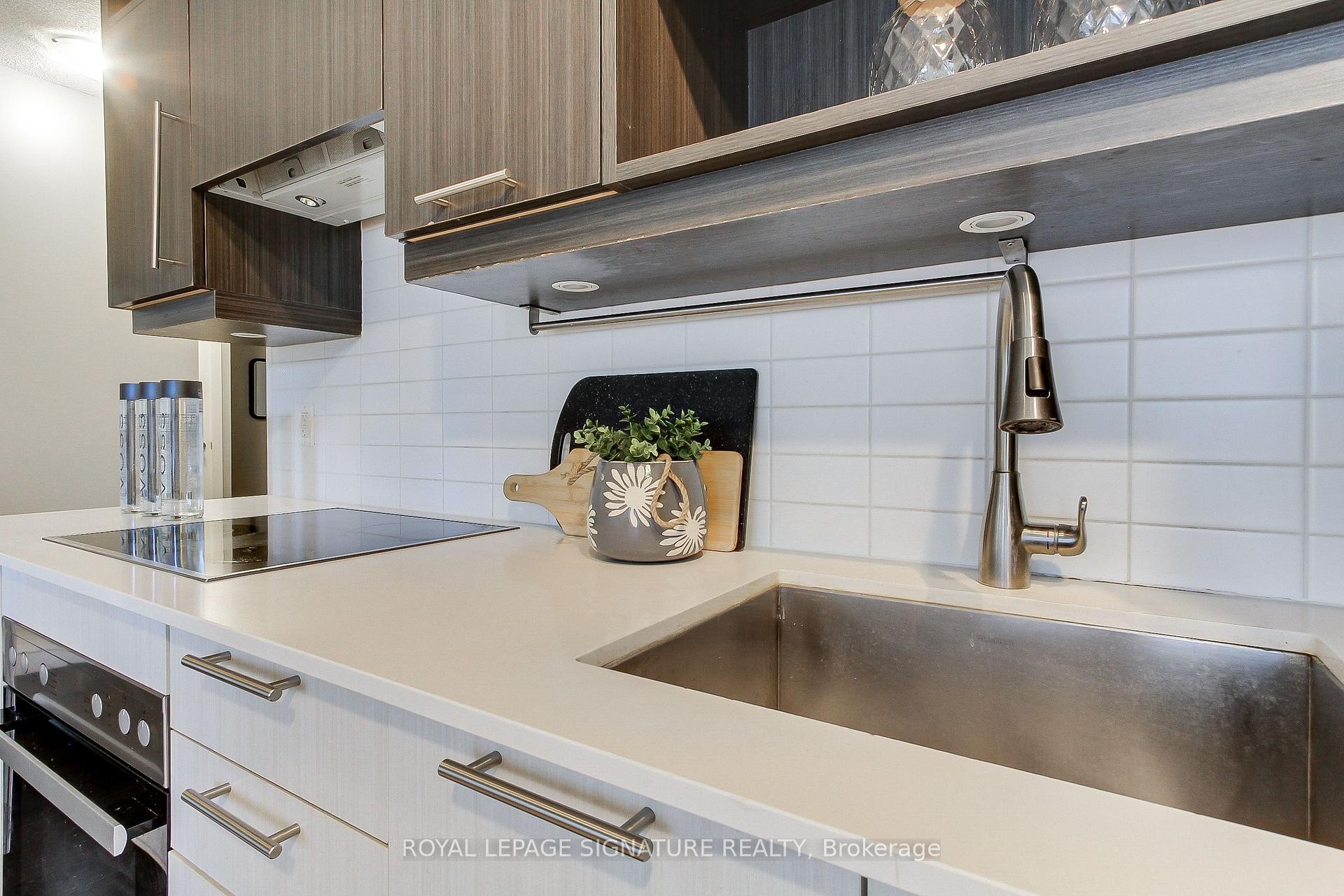 618-199 Richmond Street W, Toronto, ON - Indoor Photo Showing Kitchen