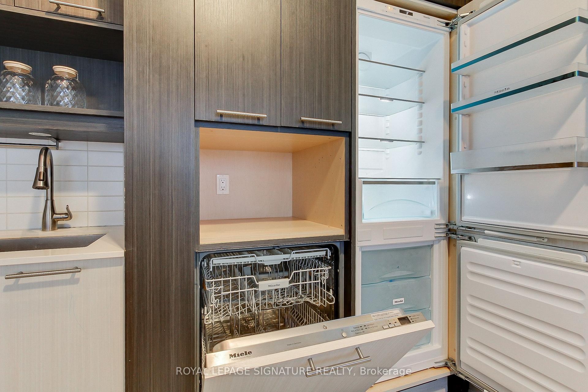 618-199 Richmond Street W, Toronto, ON - Indoor