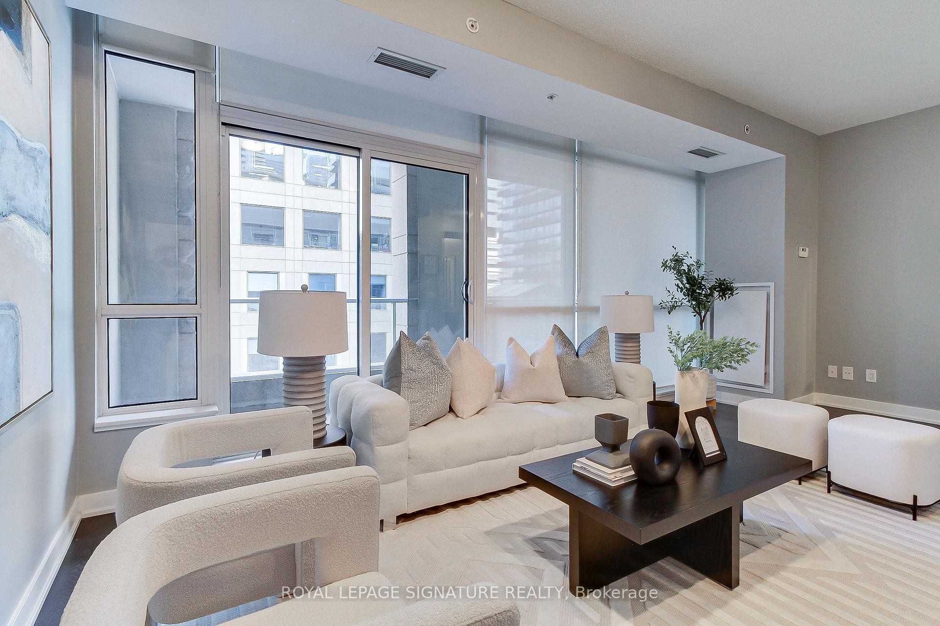 618-199 Richmond Street W, Toronto, ON - Indoor Photo Showing Living Room