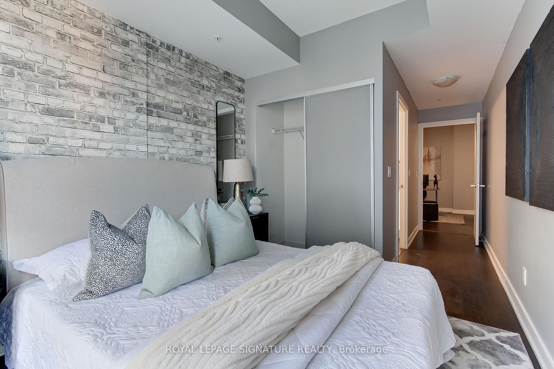 618-199 Richmond Street W, Toronto, ON - Indoor Photo Showing Bedroom