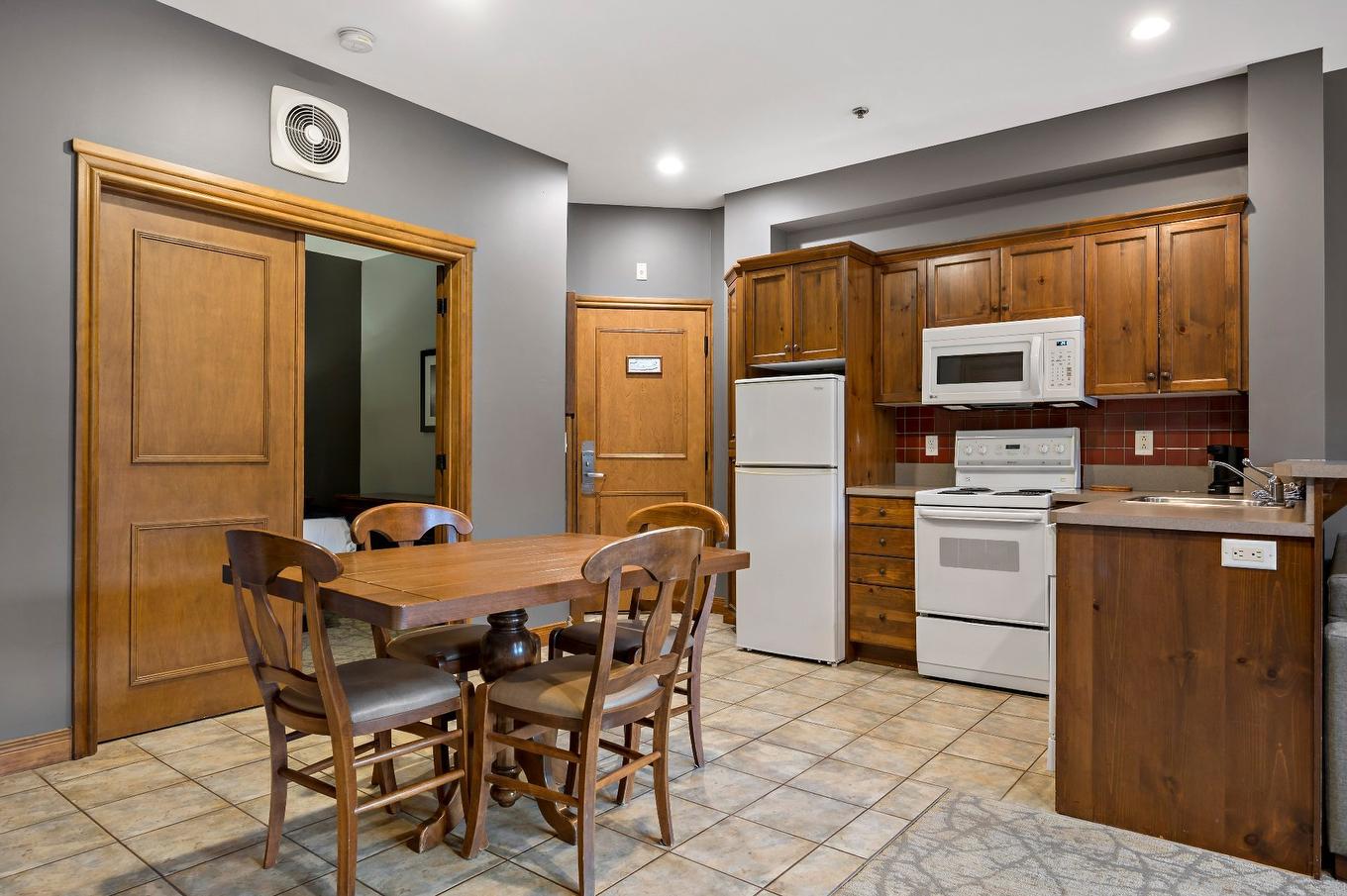 Kitchen - 338-2396 Rue Labelle, Mont-Tremblant, QC - Indoor Photo Showing Other Room
