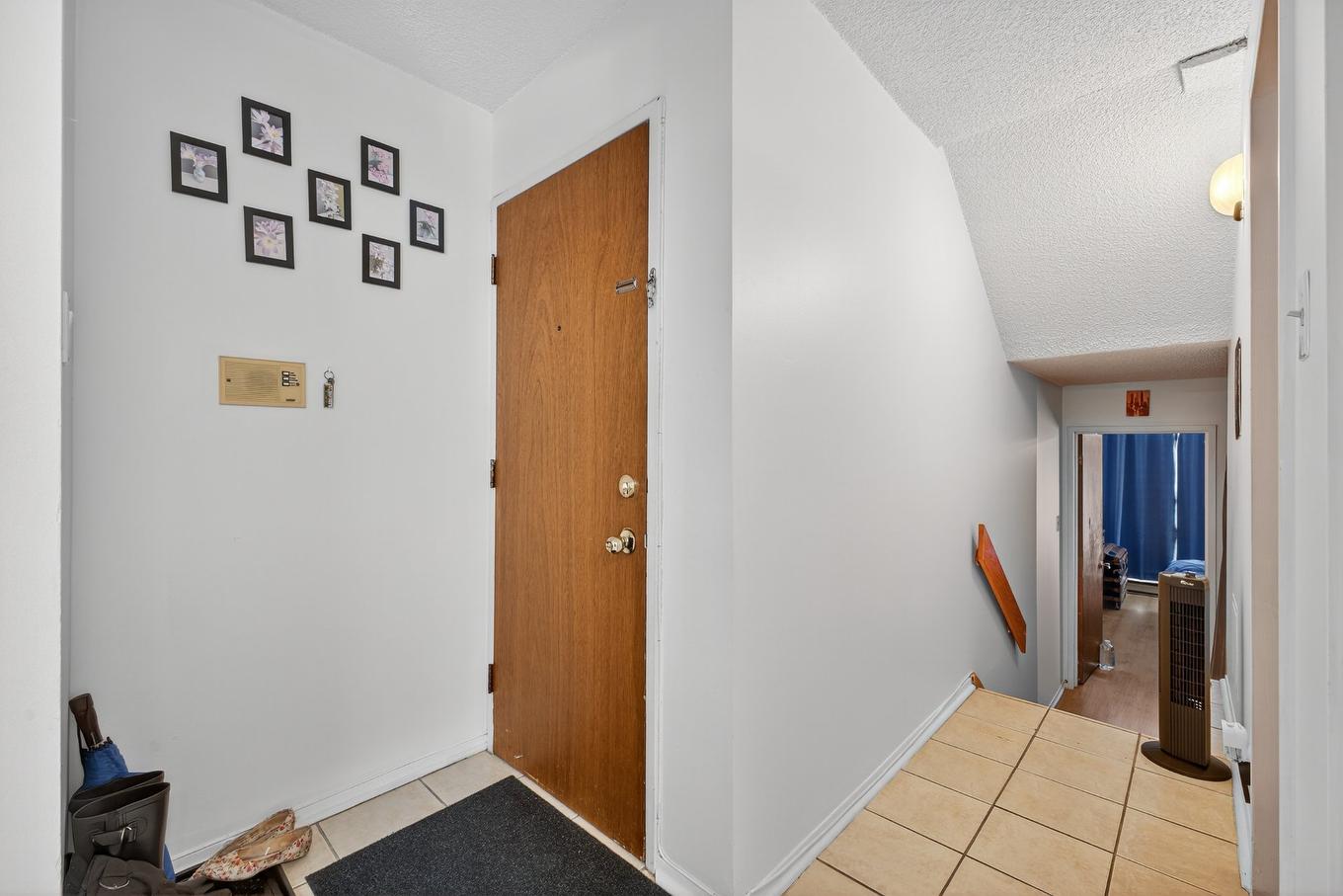 Hall - 1029 Rue De Salaberry, Montréal (Ahuntsic-Cartierville), QC