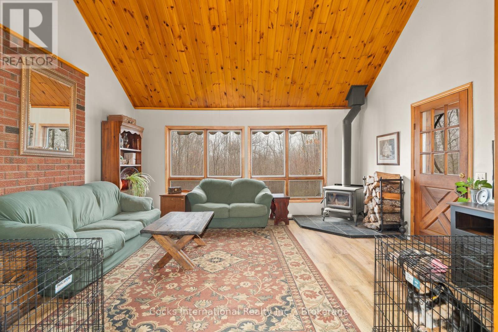 621 Chapman Strong Road, Strong, ON - Indoor Photo Showing Living Room