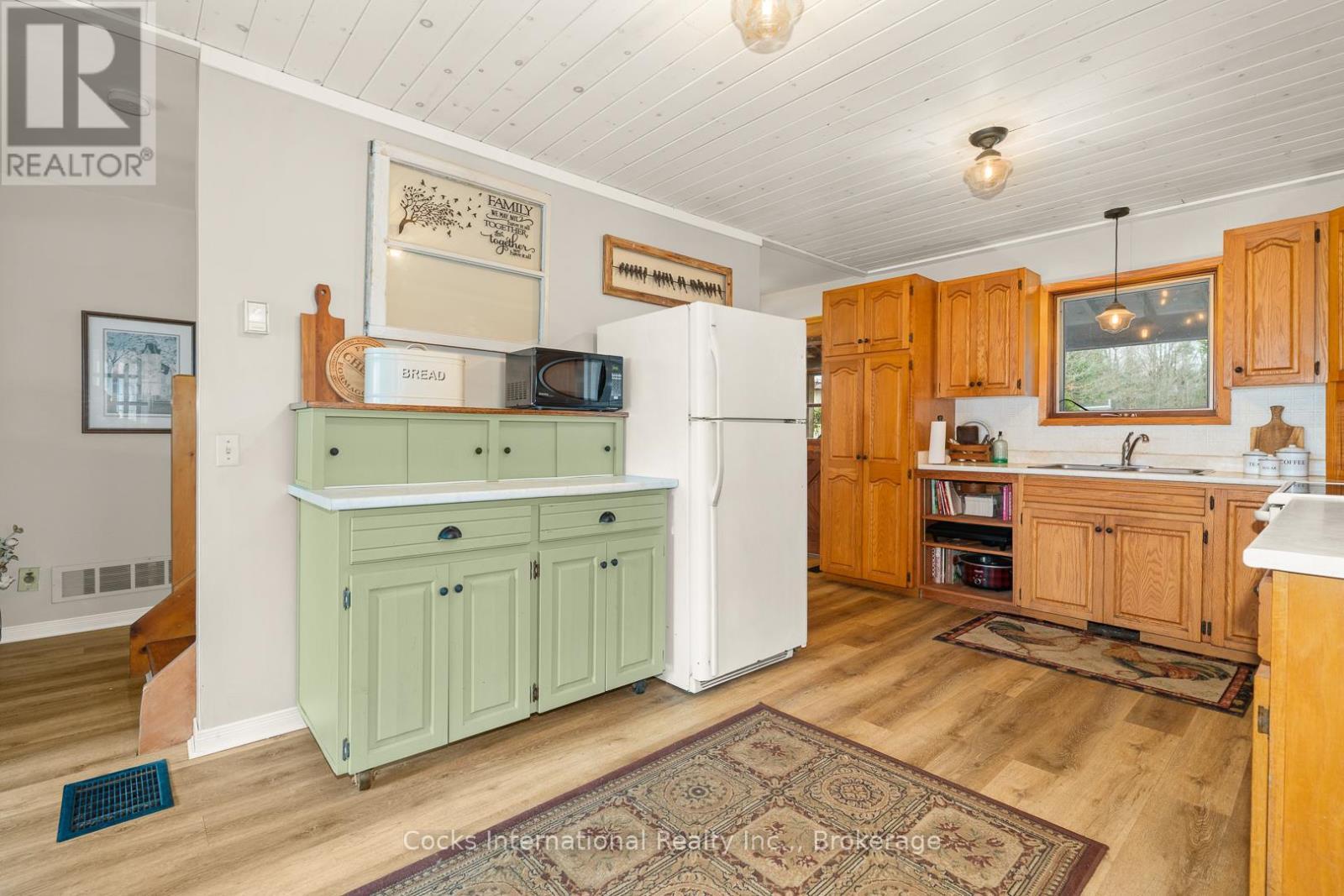 621 Chapman Strong Road, Strong, ON - Indoor Photo Showing Kitchen