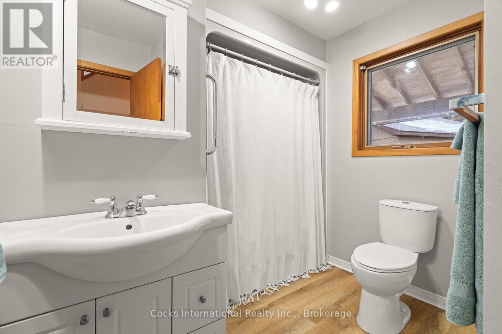 621 Chapman Strong Road, Strong, ON - Indoor Photo Showing Bathroom