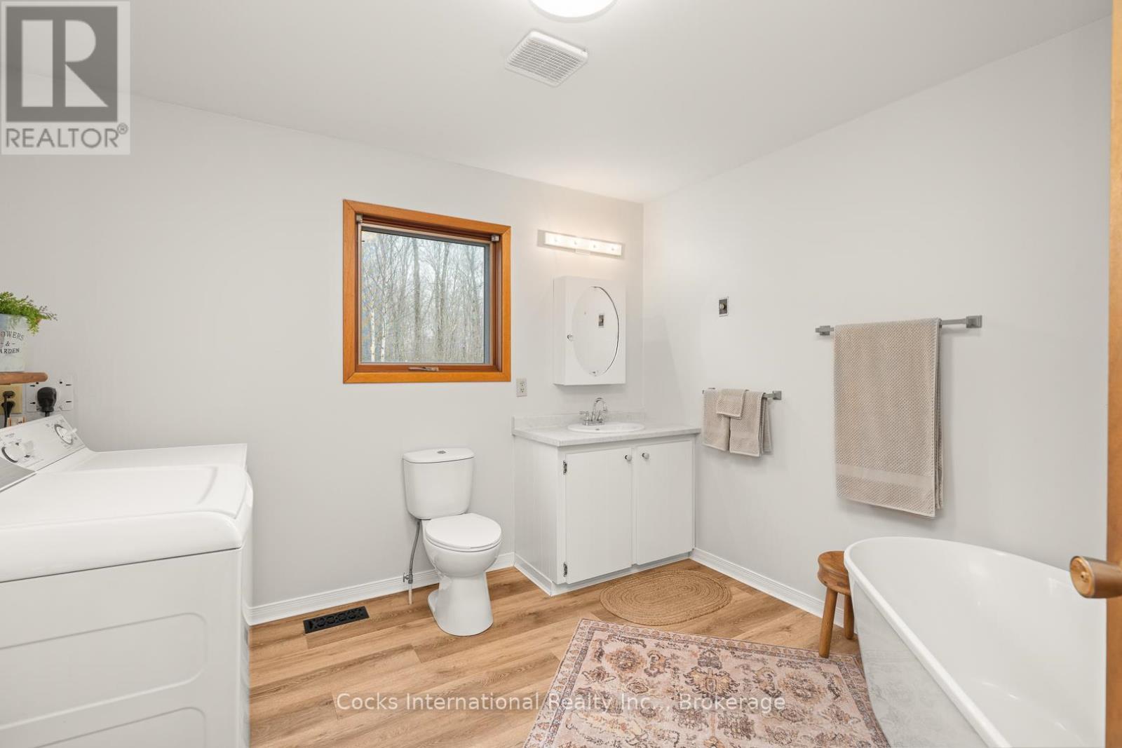 621 Chapman Strong Road, Strong, ON - Indoor Photo Showing Bathroom