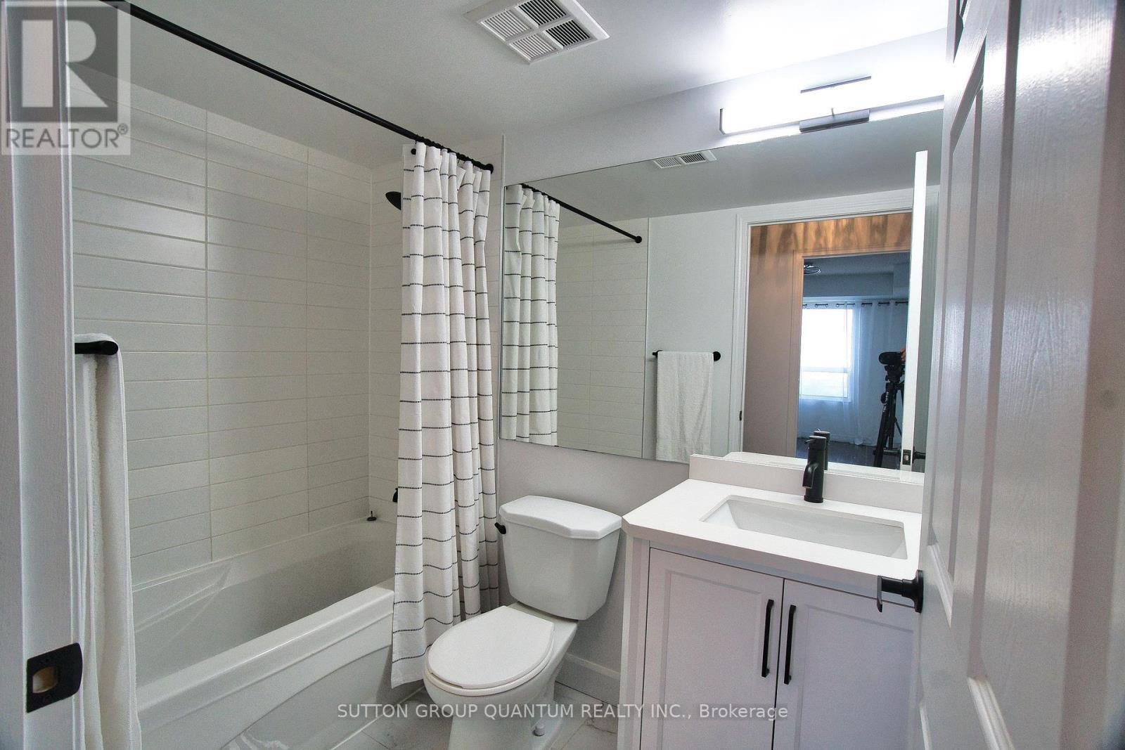 716 - 25 Kingsbridge Garden Circle, Mississauga, ON - Indoor Photo Showing Bathroom