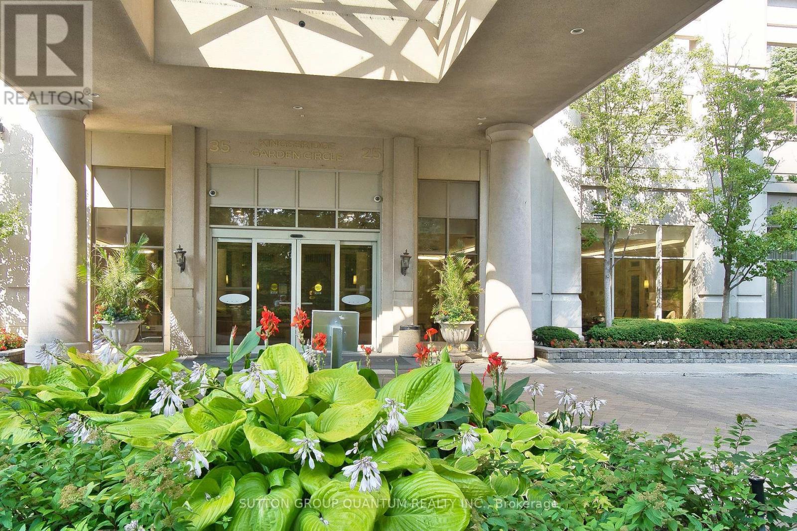 716 - 25 Kingsbridge Garden Circle, Mississauga, ON - Outdoor