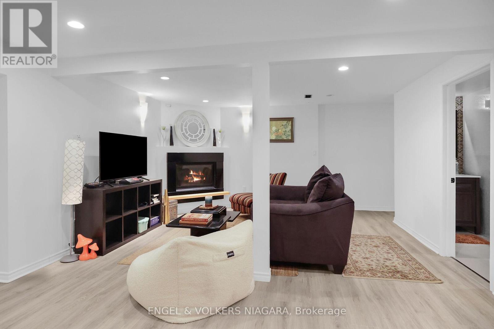 2459 Noella Crescent, Niagara Falls (Casey), ON - Indoor Photo Showing Living Room With Fireplace